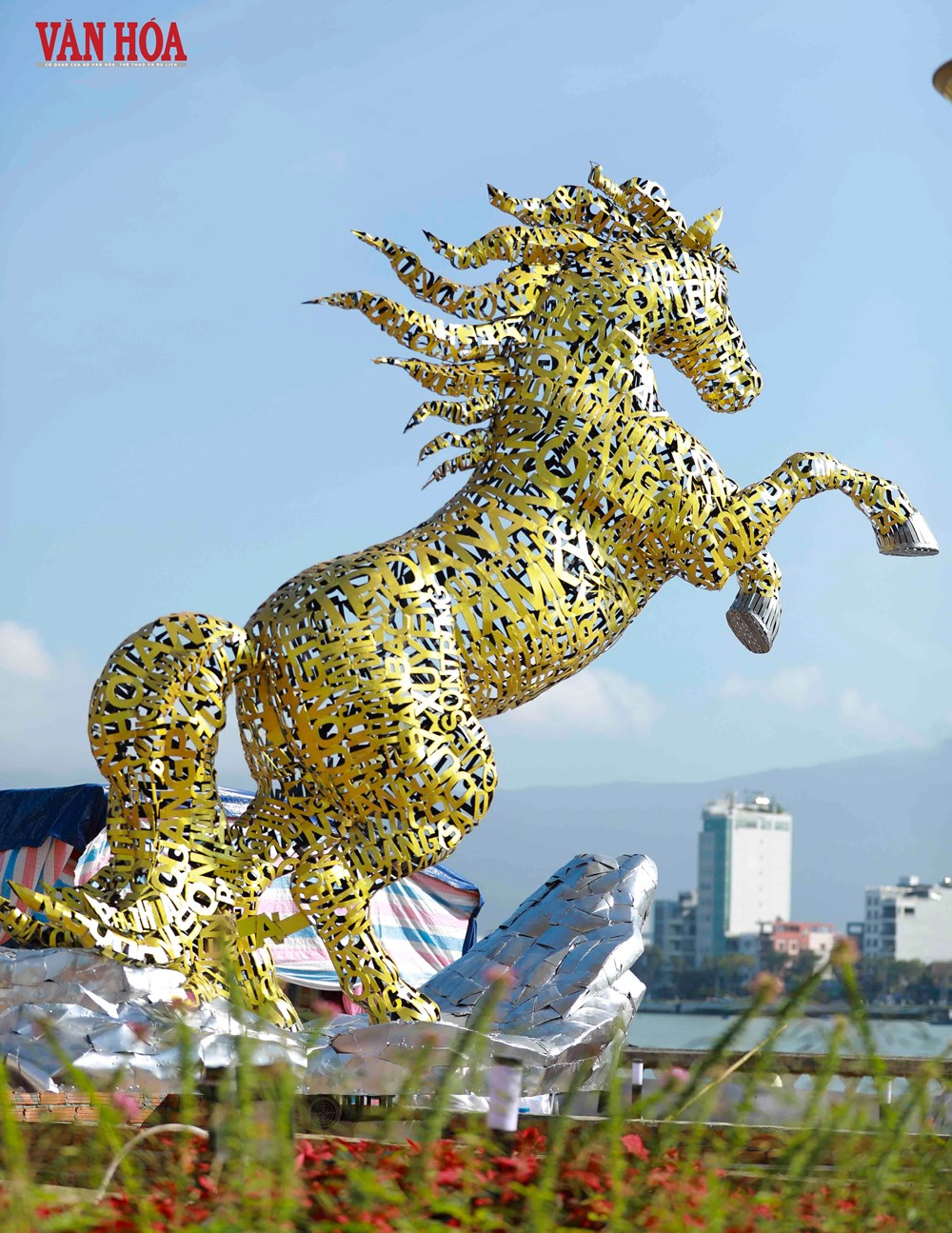 Cận cảnh linh vật ngựa vàng độc đáo tại đường hoa Tết Đà Nẵng - ảnh 3