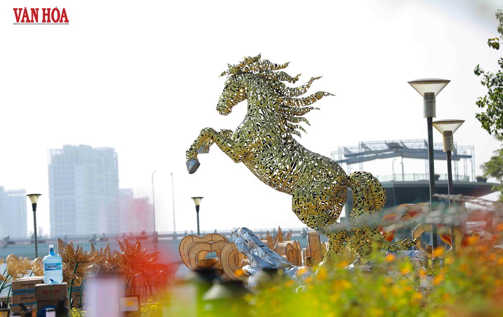 Cận cảnh linh vật ngựa vàng độc đáo tại đường hoa Tết Đà Nẵng - ảnh 1