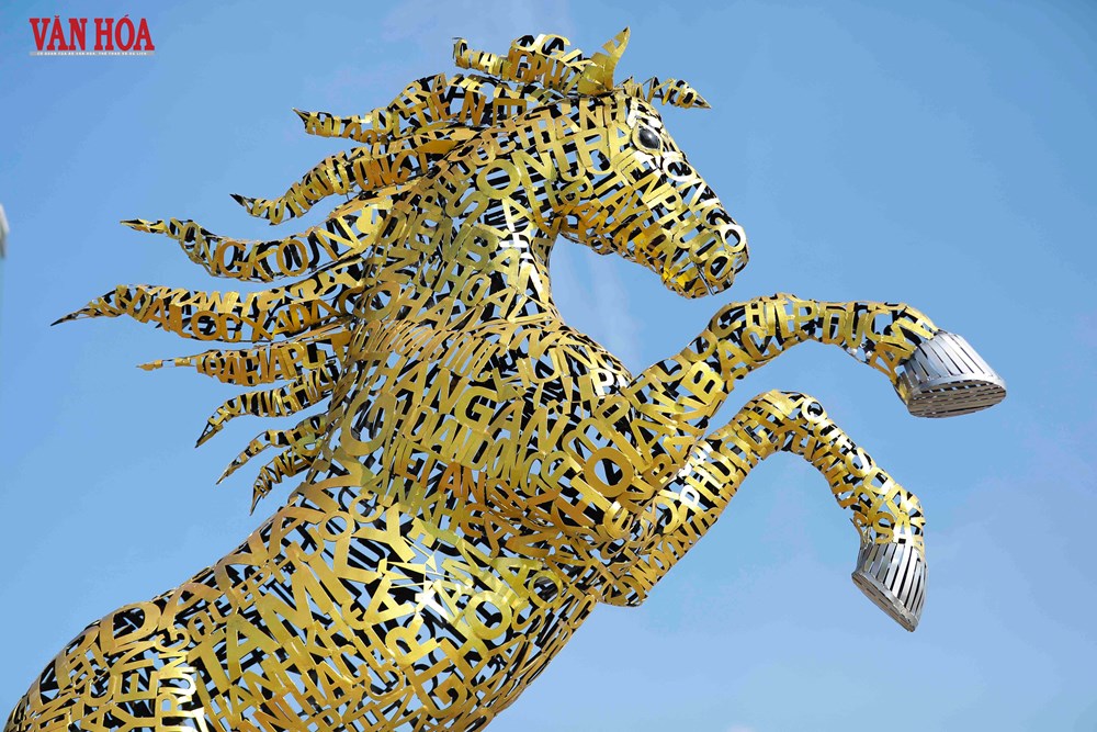 Cận cảnh linh vật ngựa vàng độc đáo tại đường hoa Tết Đà Nẵng - ảnh 4