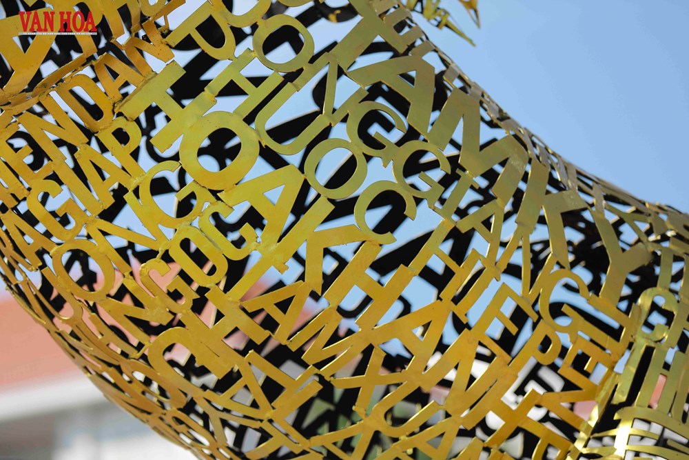 Cận cảnh linh vật ngựa vàng độc đáo tại đường hoa Tết Đà Nẵng - ảnh 5