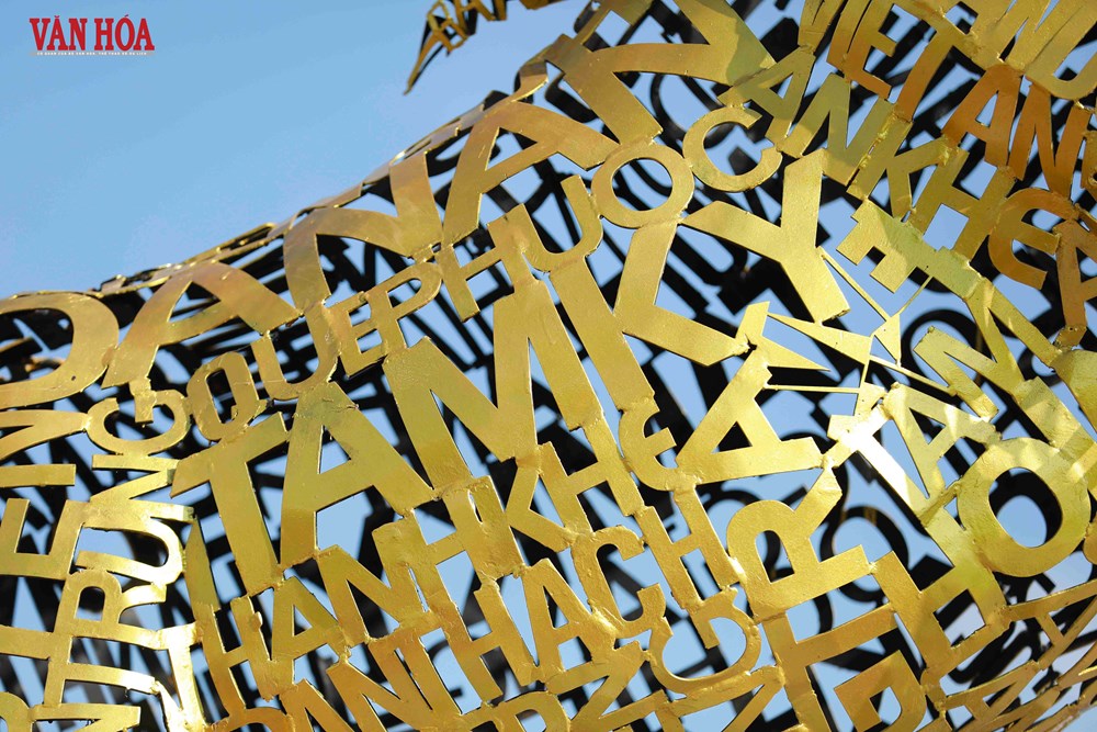 Cận cảnh linh vật ngựa vàng độc đáo tại đường hoa Tết Đà Nẵng - ảnh 8