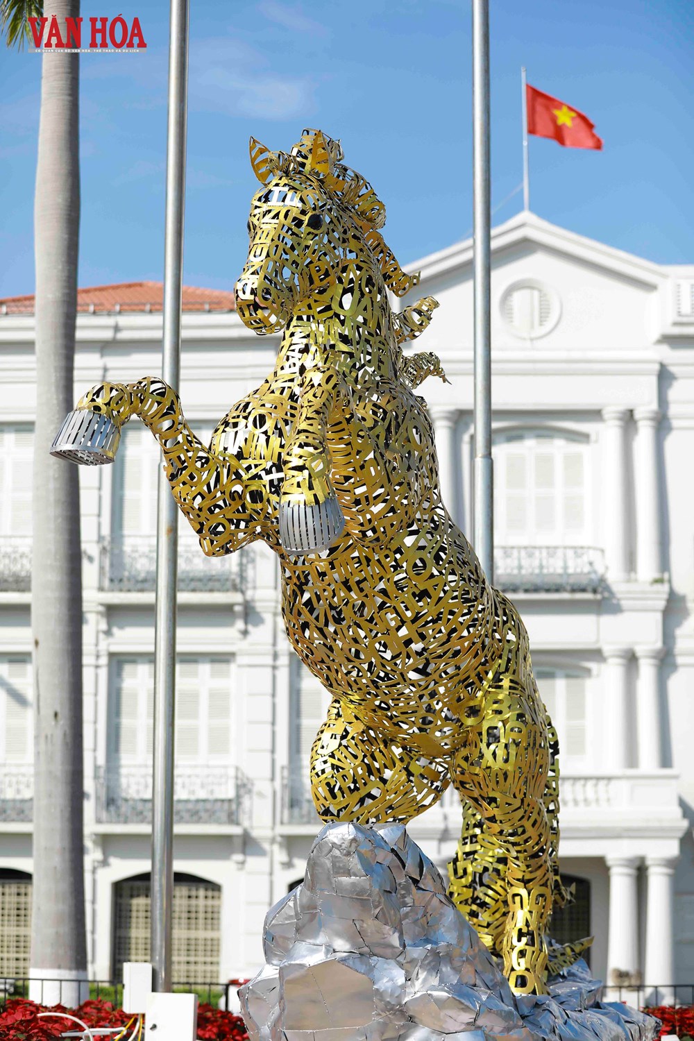 Cận cảnh linh vật ngựa vàng độc đáo tại đường hoa Tết Đà Nẵng - ảnh 2
