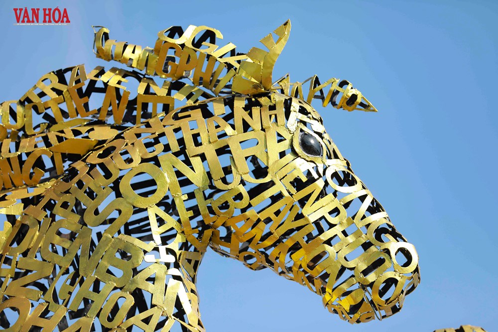 Cận cảnh linh vật ngựa vàng độc đáo tại đường hoa Tết Đà Nẵng - ảnh 11