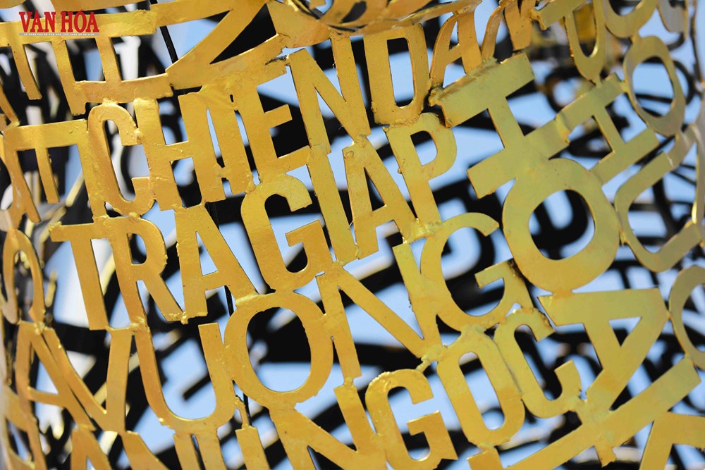 Cận cảnh linh vật ngựa vàng độc đáo tại đường hoa Tết Đà Nẵng - ảnh 9