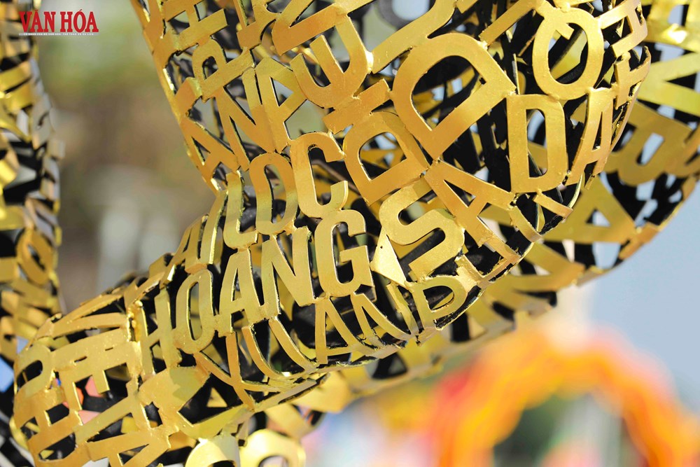 Cận cảnh linh vật ngựa vàng độc đáo tại đường hoa Tết Đà Nẵng - ảnh 7