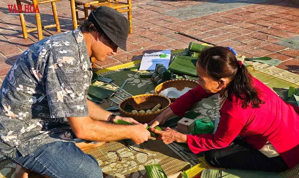 Du khách hào hứng trải nghiệm Tết Việt bên bờ biển Đà Nẵng - ảnh 4