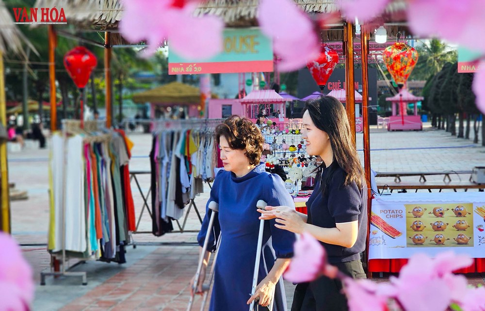 Du khách hào hứng trải nghiệm Tết Việt bên bờ biển Đà Nẵng - ảnh 10