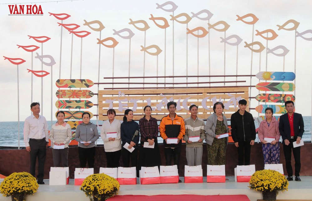 Du khách hào hứng trải nghiệm Tết Việt bên bờ biển Đà Nẵng - ảnh 1