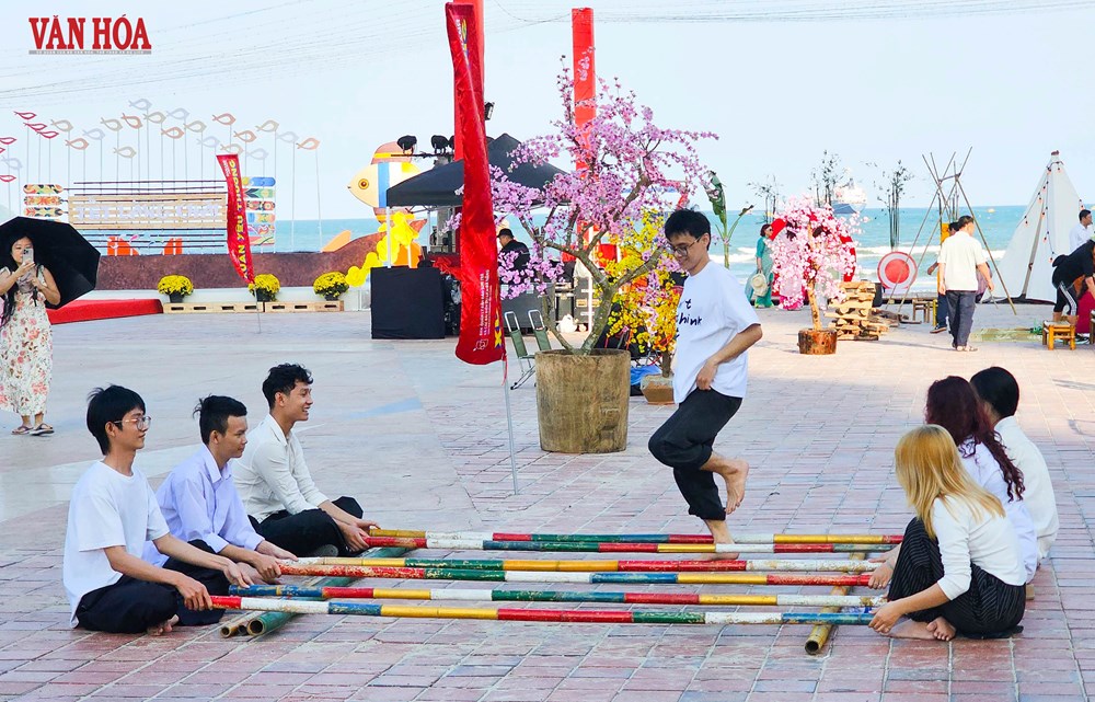 Du khách hào hứng trải nghiệm Tết Việt bên bờ biển Đà Nẵng - ảnh 6