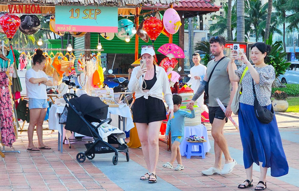 Du khách hào hứng trải nghiệm Tết Việt bên bờ biển Đà Nẵng - ảnh 5