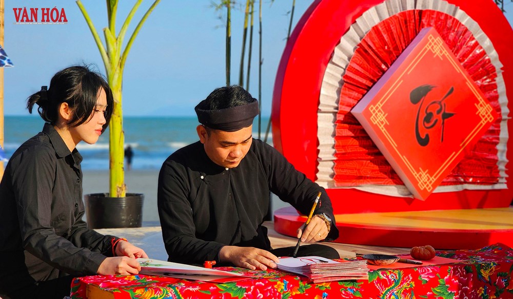 Du khách hào hứng trải nghiệm Tết Việt bên bờ biển Đà Nẵng - ảnh 9