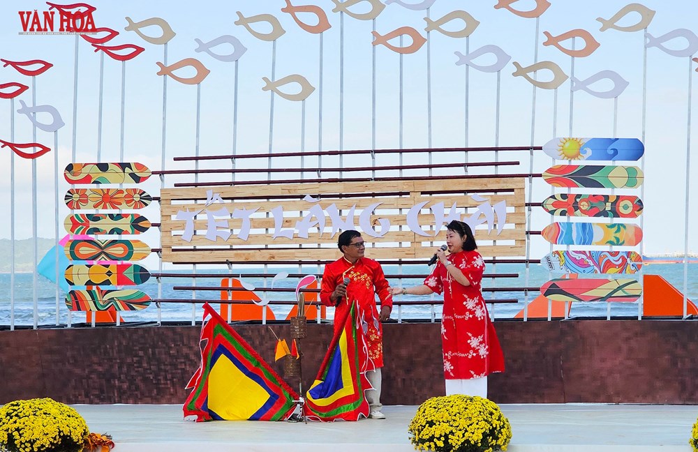 Du khách hào hứng trải nghiệm Tết Việt bên bờ biển Đà Nẵng - ảnh 2