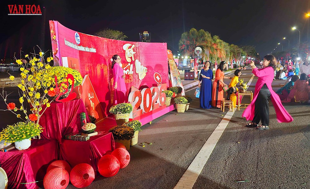 Đà Nẵng: Rộn ràng “Chào Tết Bính Ngọ 2026” trên Phố đi bộ Bạch Đằng - ảnh 2