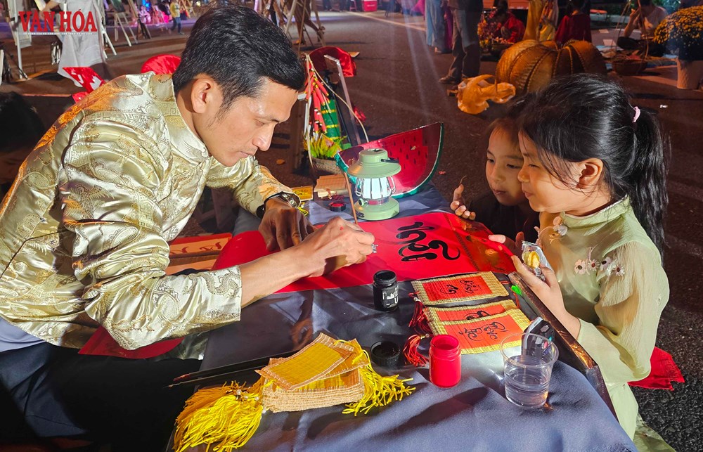 Đà Nẵng: Rộn ràng “Chào Tết Bính Ngọ 2026” trên Phố đi bộ Bạch Đằng - ảnh 7