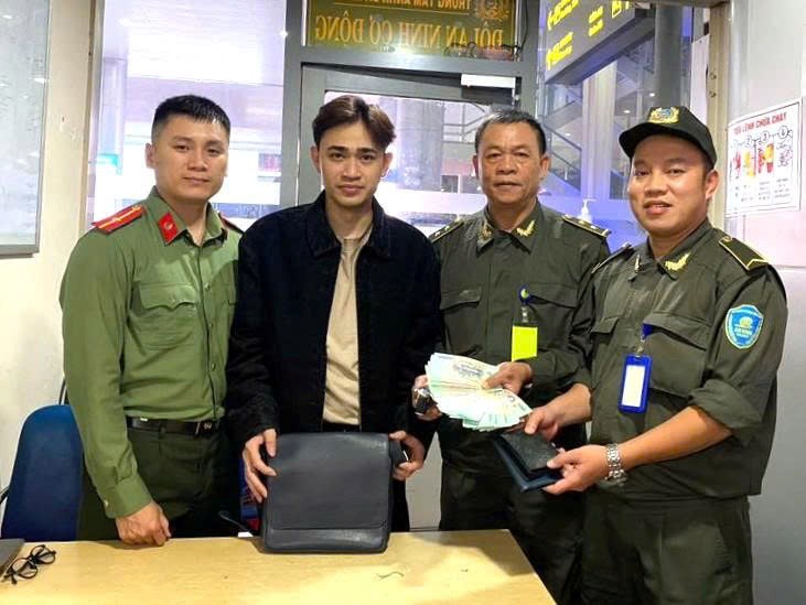 Trao trả túi xách chứa hơn 62 triệu đồng và đồng hồ cao cấp cho hành khách tại sân bay Đà Nẵng - ảnh 1