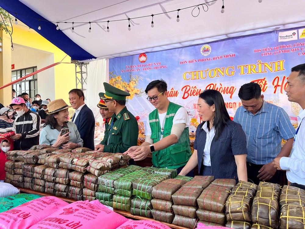 Gần 500 phần quà Tết đến với hộ khó khăn ven biển Đà Nẵng - ảnh 1