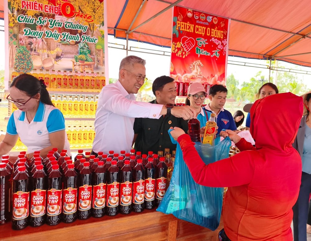 Gần 500 phần quà Tết đến với hộ khó khăn ven biển Đà Nẵng - ảnh 3