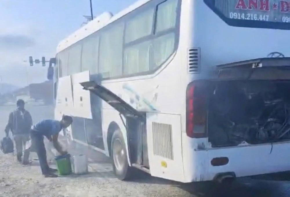 Kịp thời ứng cứu xe khách 50 chỗ bốc cháy trên quốc lộ 14B - ảnh 1