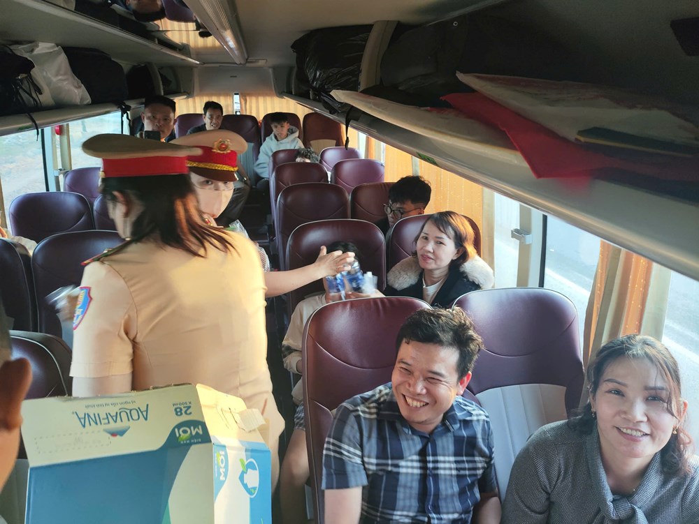 Kịp thời ứng cứu xe khách 50 chỗ bốc cháy trên quốc lộ 14B - ảnh 3