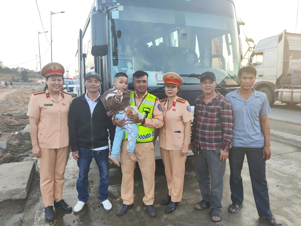 Kịp thời ứng cứu xe khách 50 chỗ bốc cháy trên quốc lộ 14B - ảnh 4