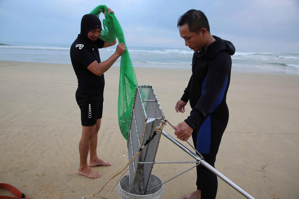 Nghề “đi giật lùi” mưu sinh mùa giáp Tết trên biển Đà Nẵng - ảnh 11