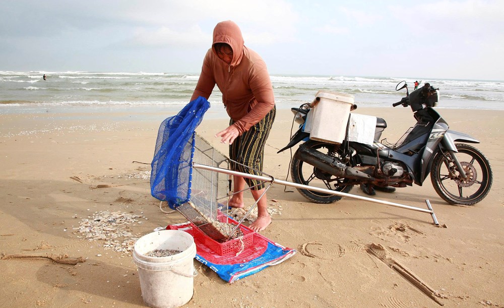 Nghề “đi giật lùi” mưu sinh mùa giáp Tết trên biển Đà Nẵng - ảnh 5