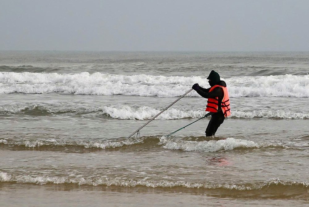 Nghề “đi giật lùi” mưu sinh mùa giáp Tết trên biển Đà Nẵng - ảnh 3