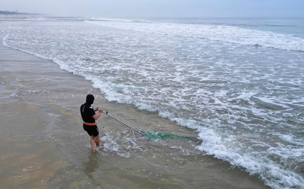 Nghề “đi giật lùi” mưu sinh mùa giáp Tết trên biển Đà Nẵng - ảnh 7