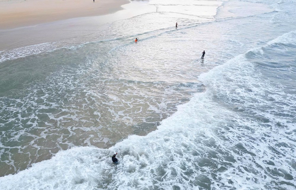 Nghề “đi giật lùi” mưu sinh mùa giáp Tết trên biển Đà Nẵng - ảnh 8