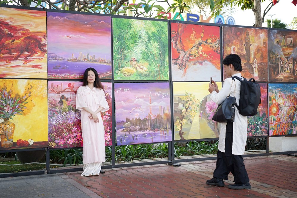 Người dân và du khách đổ về đường hoa Tết Đà Nẵng tham quan - ảnh 9