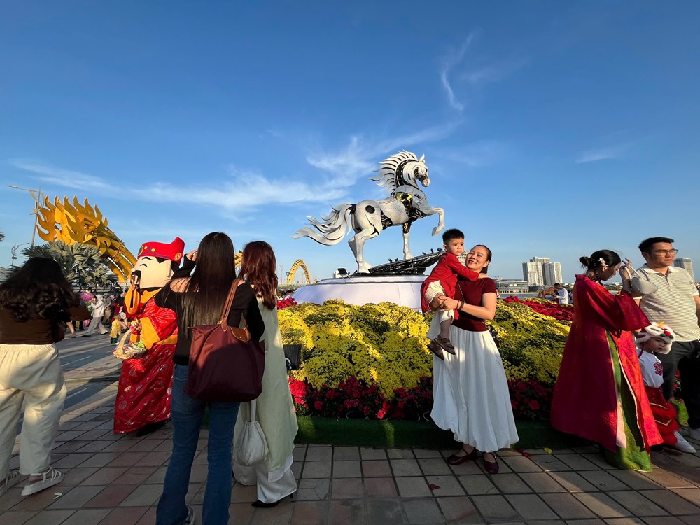 Người dân và du khách đổ về đường hoa Tết Đà Nẵng tham quan - ảnh 4