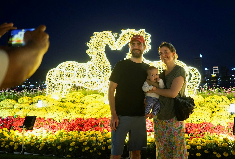 Người dân và du khách đổ về đường hoa Tết Đà Nẵng tham quan - ảnh 5