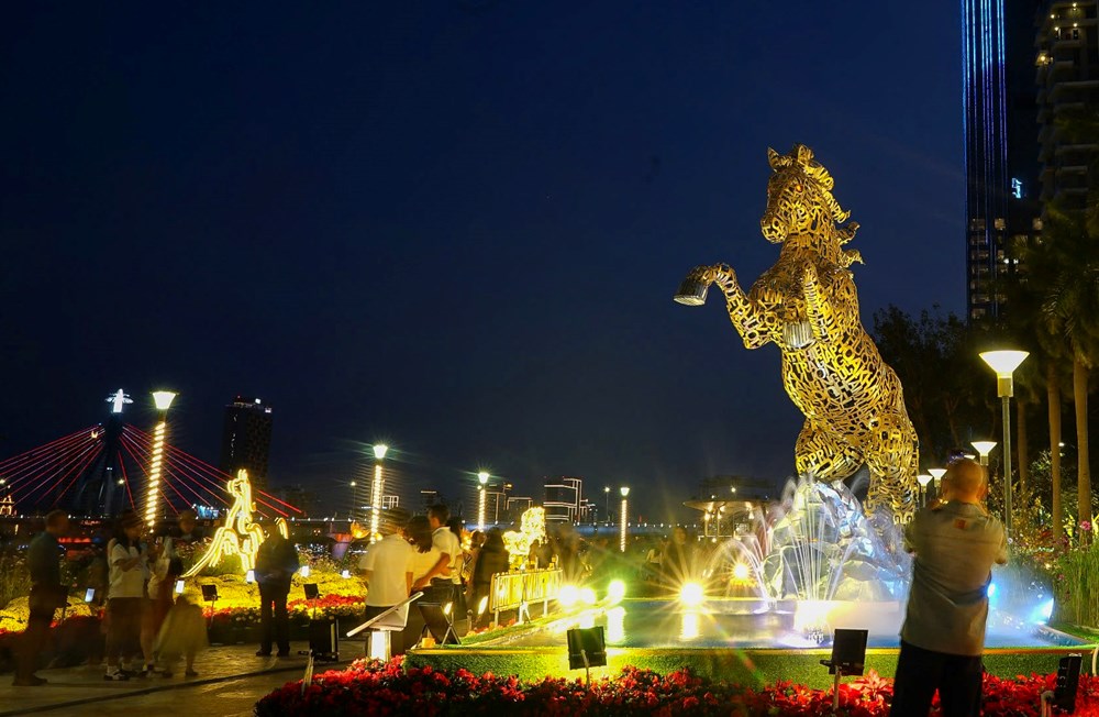 Người dân và du khách đổ về đường hoa Tết Đà Nẵng tham quan - ảnh 10