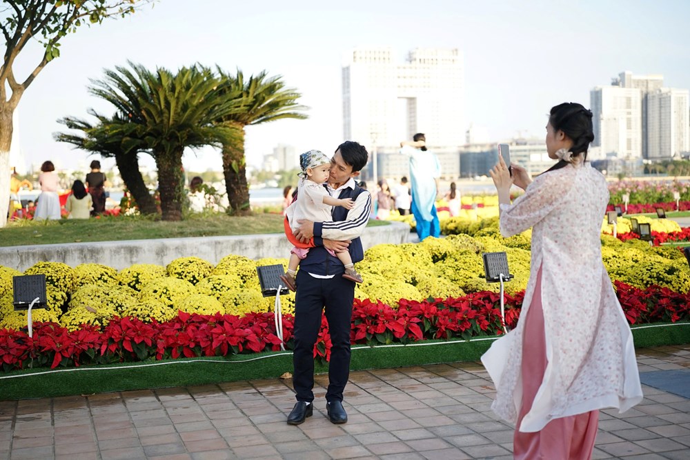 Người dân và du khách đổ về đường hoa Tết Đà Nẵng tham quan - ảnh 8