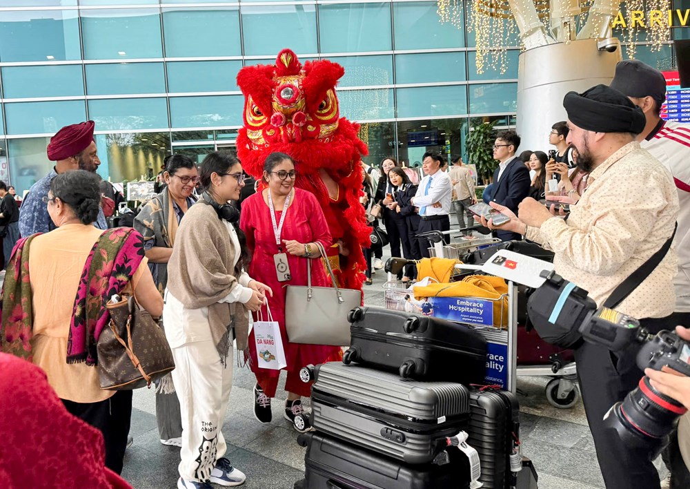 Rộn ràng đón du khách “xông đất”, lan tỏa thông điệp “Chạm về nguyên bản” - ảnh 1