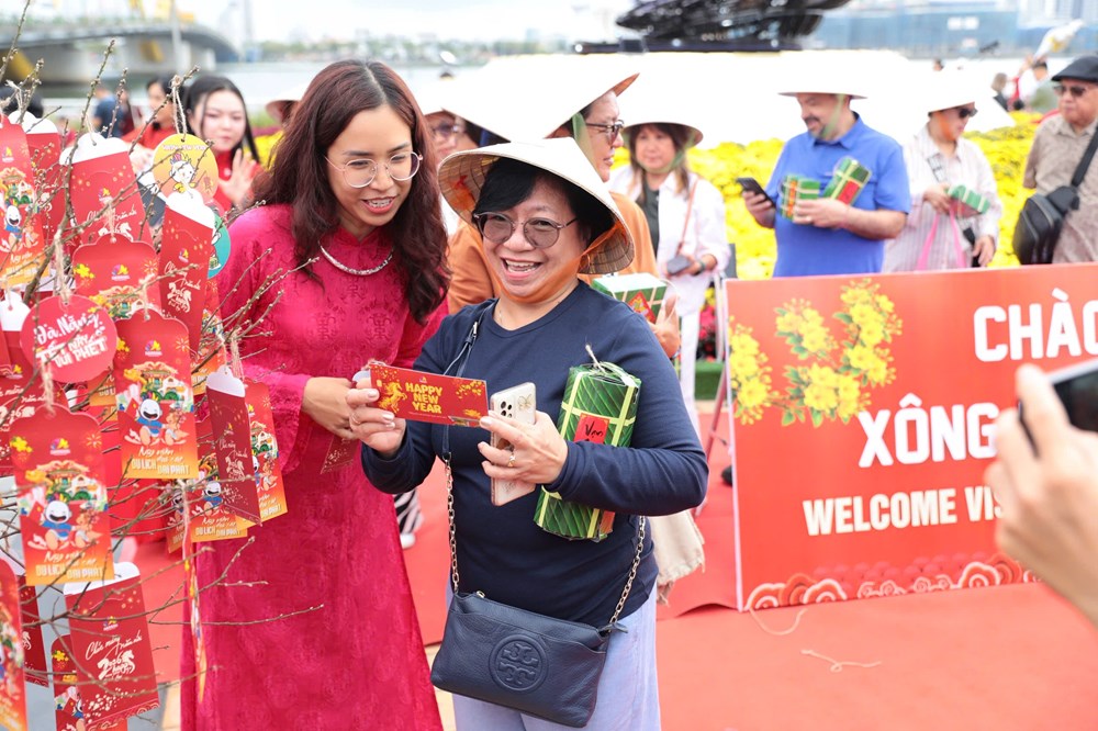 Hình ảnh du khách vui tươi đến Đà Nẵng ngày đầu Tết Bính Ngọ - ảnh 11