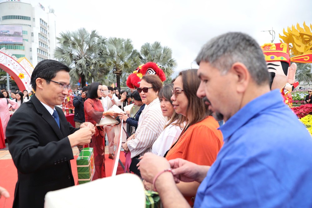 Rộn ràng đón du khách “xông đất”, lan tỏa thông điệp “Chạm về nguyên bản” - ảnh 4