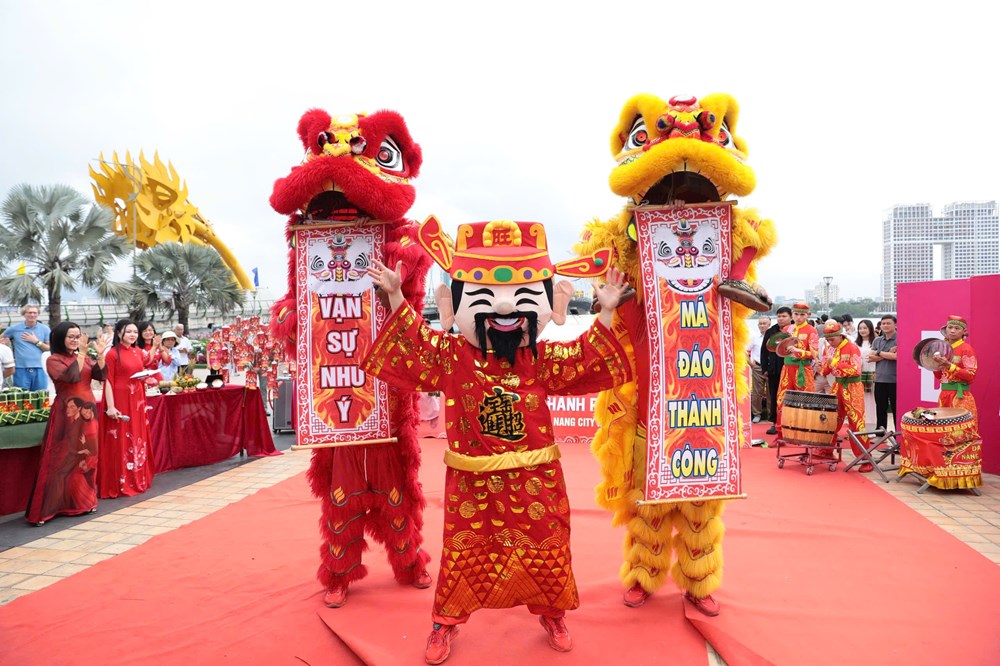 Hình ảnh du khách vui tươi đến Đà Nẵng ngày đầu Tết Bính Ngọ - ảnh 8