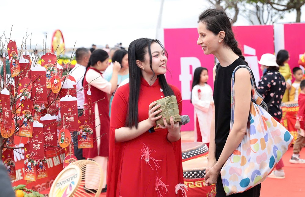 Hình ảnh du khách vui tươi đến Đà Nẵng ngày đầu Tết Bính Ngọ - ảnh 10