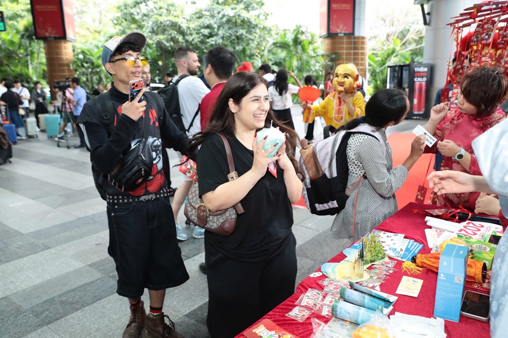 Hình ảnh du khách vui tươi đến Đà Nẵng ngày đầu Tết Bính Ngọ - ảnh 5