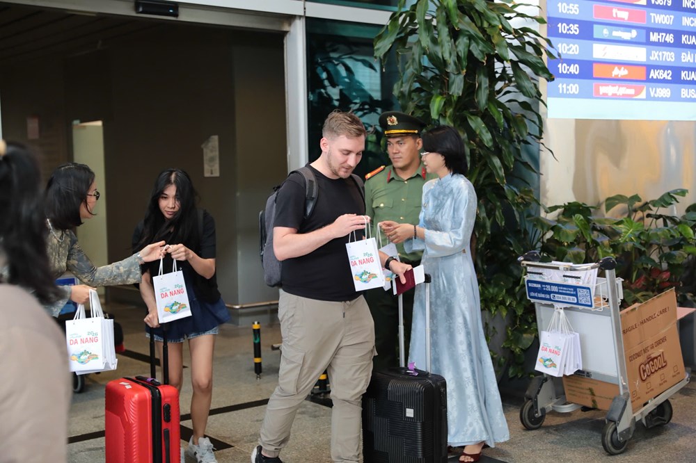 Hình ảnh du khách vui tươi đến Đà Nẵng ngày đầu Tết Bính Ngọ - ảnh 3