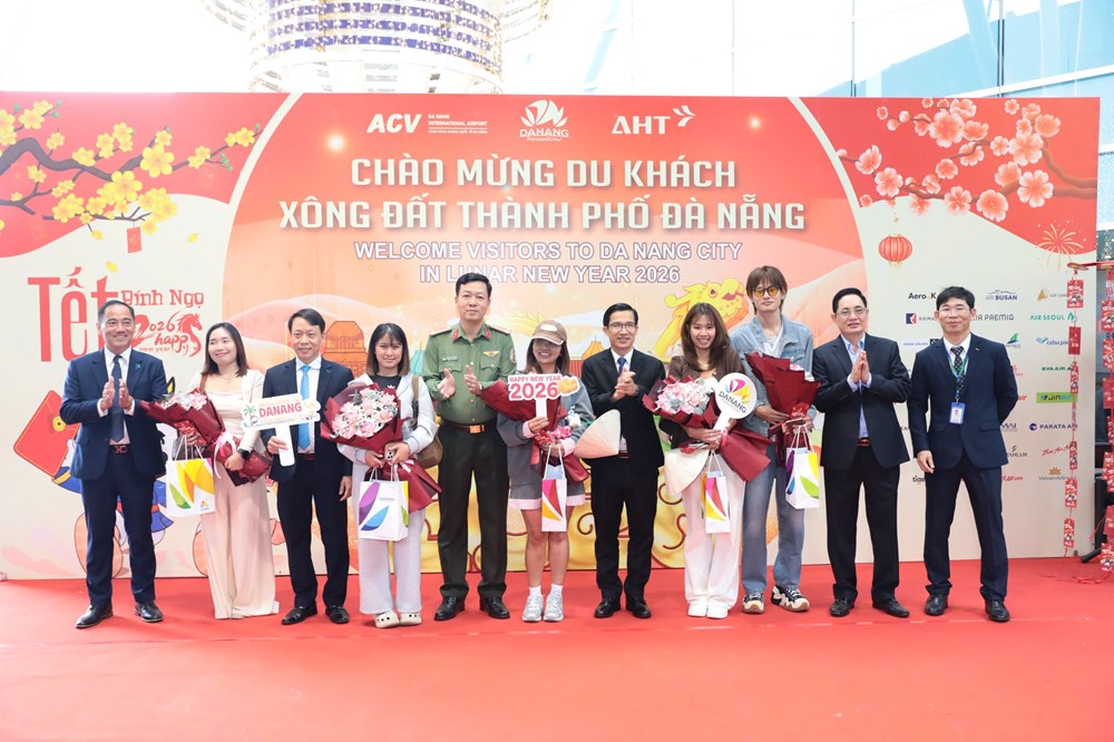 Hình ảnh du khách vui tươi đến Đà Nẵng ngày đầu Tết Bính Ngọ - ảnh 2