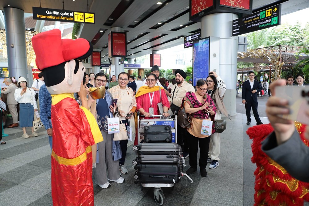 Hình ảnh du khách vui tươi đến Đà Nẵng ngày đầu Tết Bính Ngọ - ảnh 1