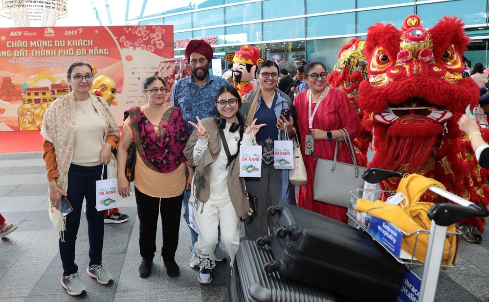 Hình ảnh du khách vui tươi đến Đà Nẵng ngày đầu Tết Bính Ngọ - ảnh 4