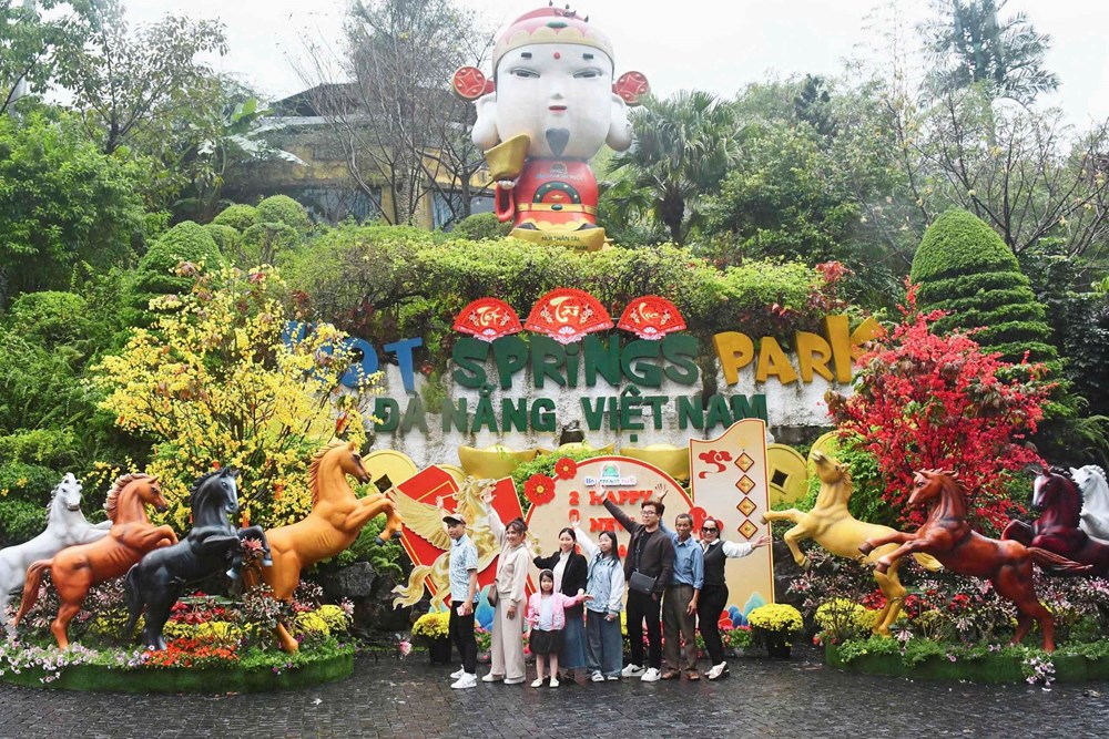 Rộn ràng du khách đón Xuân với lễ hội Thần Tài 2026 - ảnh 1