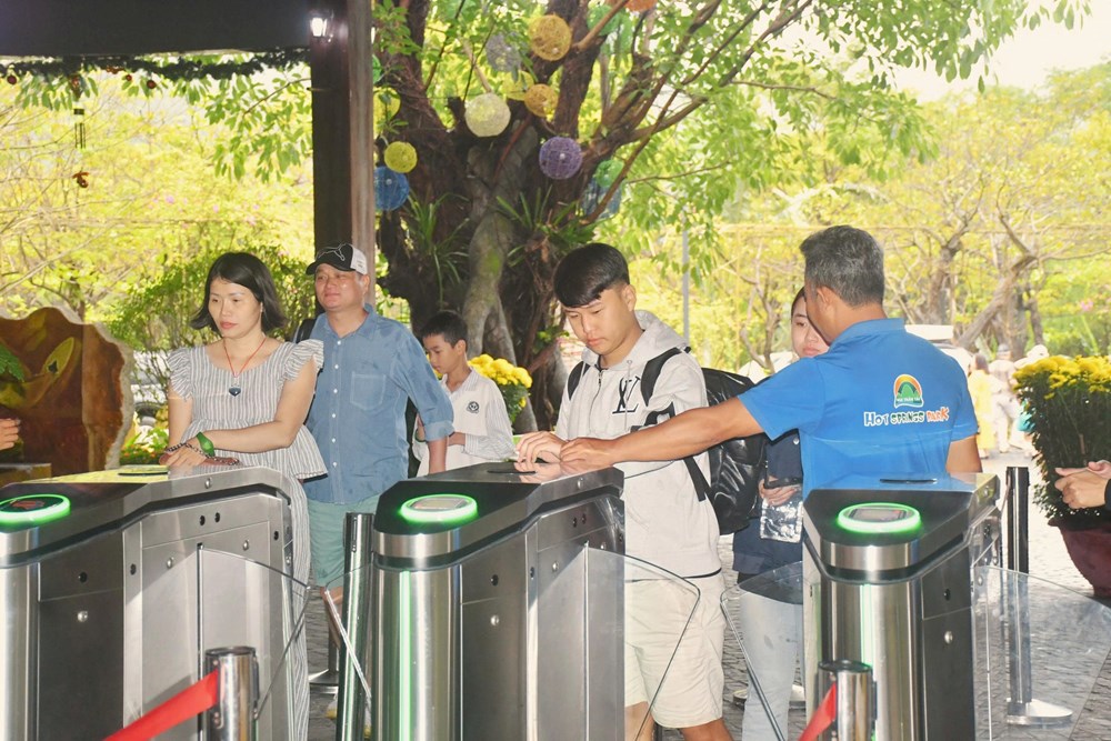 Rộn ràng du khách đón Xuân với lễ hội Thần Tài 2026 - ảnh 2