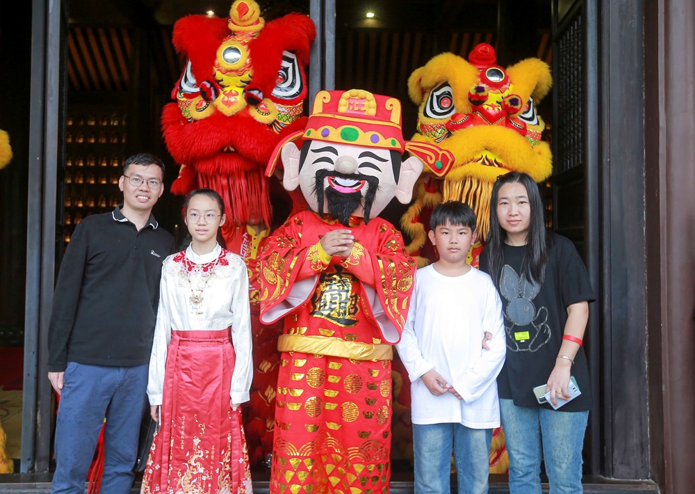 Rộn ràng du khách đón Xuân với lễ hội Thần Tài 2026 - ảnh 5