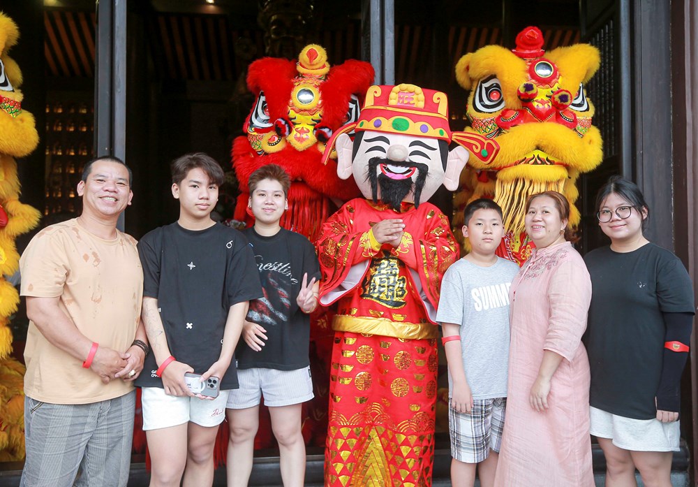 Rộn ràng du khách đón Xuân với lễ hội Thần Tài 2026 - ảnh 6