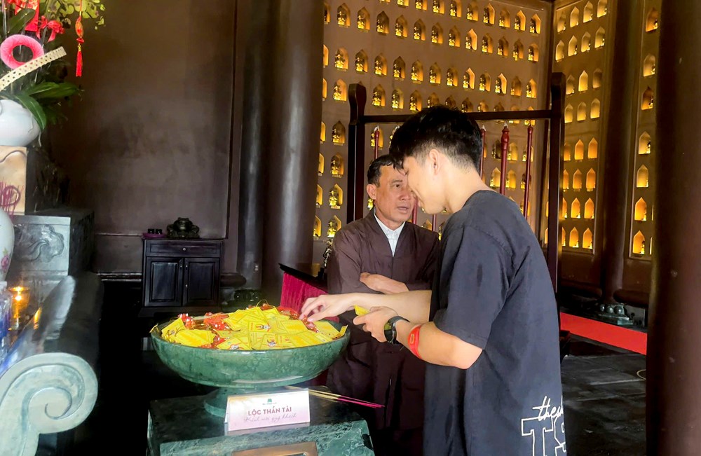 Rộn ràng du khách đón Xuân với lễ hội Thần Tài 2026 - ảnh 8