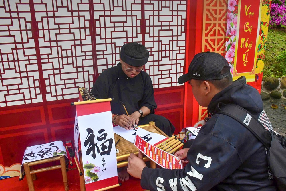 Rộn ràng du khách đón Xuân với lễ hội Thần Tài 2026 - ảnh 9